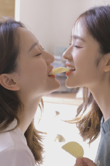 一个吃我乳房一个吃我B